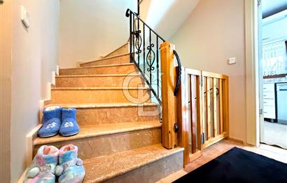 Dikili Merkezde Satılık 5+2 Full Eşyalı Tripleks Villa
