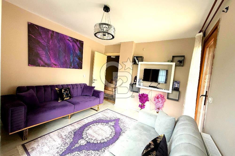Dikili Merkezde Satılık 5+2 Full Eşyalı Tripleks Villa