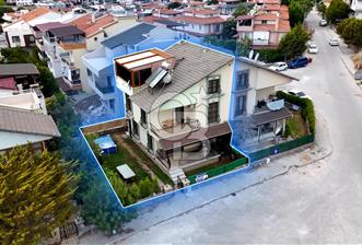 Dikili Merkezde Satılık 5+2 Full Eşyalı Tripleks Villa