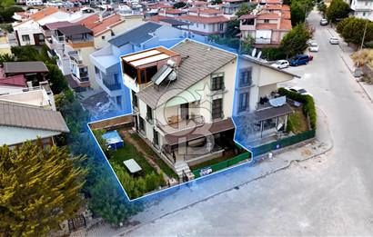 Dikili Merkezde Satılık 5+2 Full Eşyalı Tripleks Villa