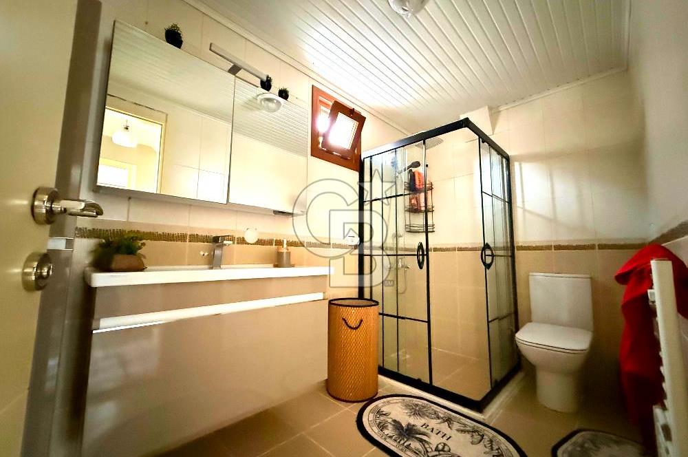 Dikili Merkezde Satılık 5+2 Full Eşyalı Tripleks Villa