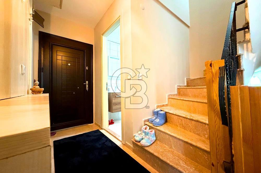 Dikili Merkezde Satılık 5+2 Full Eşyalı Tripleks Villa