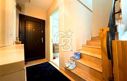 Dikili Merkezde Satılık 5+2 Full Eşyalı Tripleks Villa