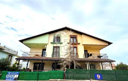 Dikili Merkezde Satılık 5+2 Full Eşyalı Tripleks Villa