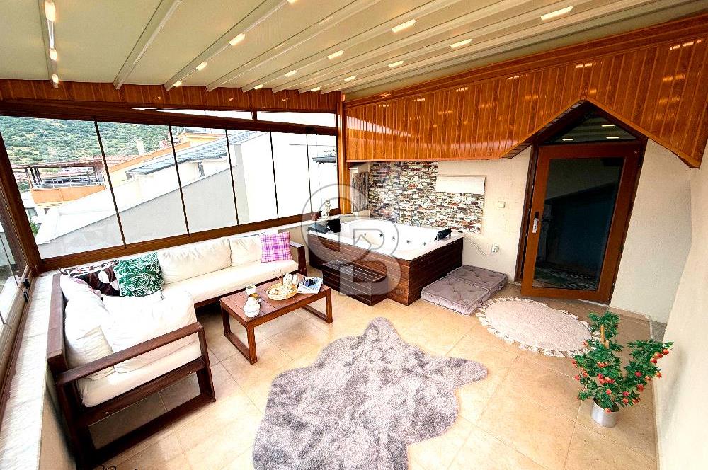 Dikili Merkezde Satılık 5+2 Full Eşyalı Tripleks Villa