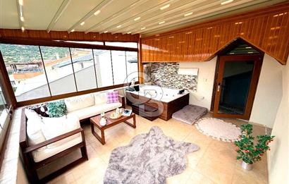 Dikili Merkezde Satılık 5+2 Full Eşyalı Tripleks Villa