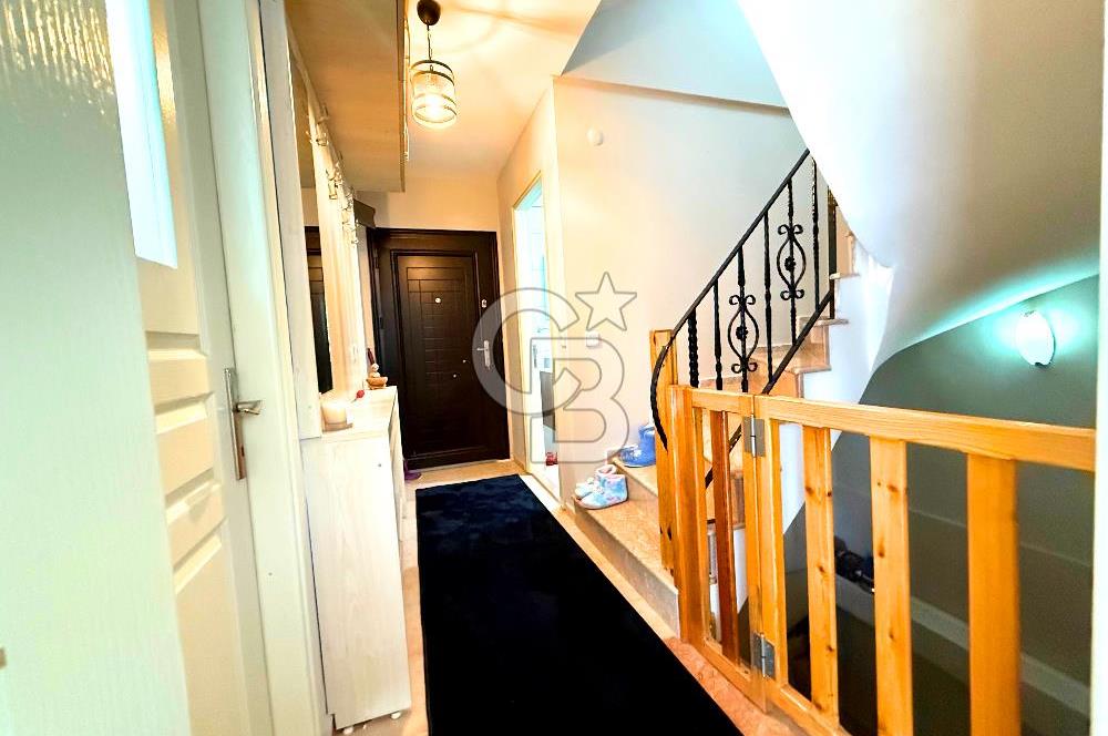 Dikili Merkezde Satılık 5+2 Full Eşyalı Tripleks Villa