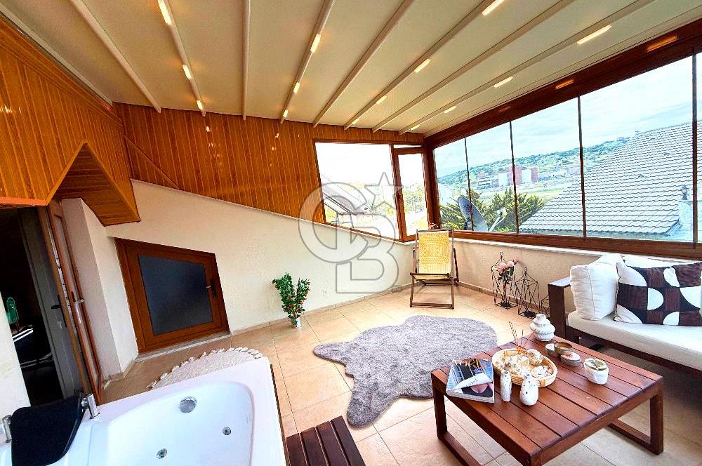 Dikili Merkezde Satılık 5+2 Full Eşyalı Tripleks Villa