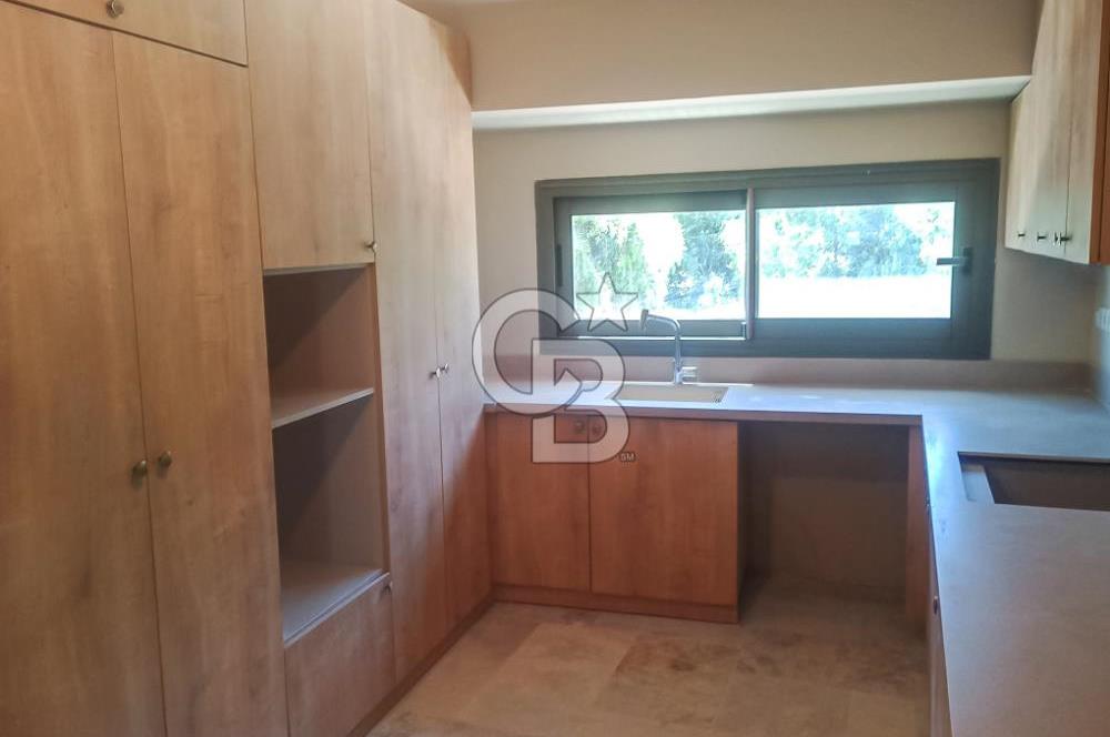 Urla Kalabak’ta Deniz Manzaralı, Bahçeli, 0 Tadilatlı 4+1 Villa