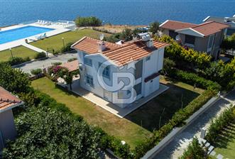 Çeşme Ayasandra'da Panaromik Deniz Manzaralı 3+1 Kiralık Villa