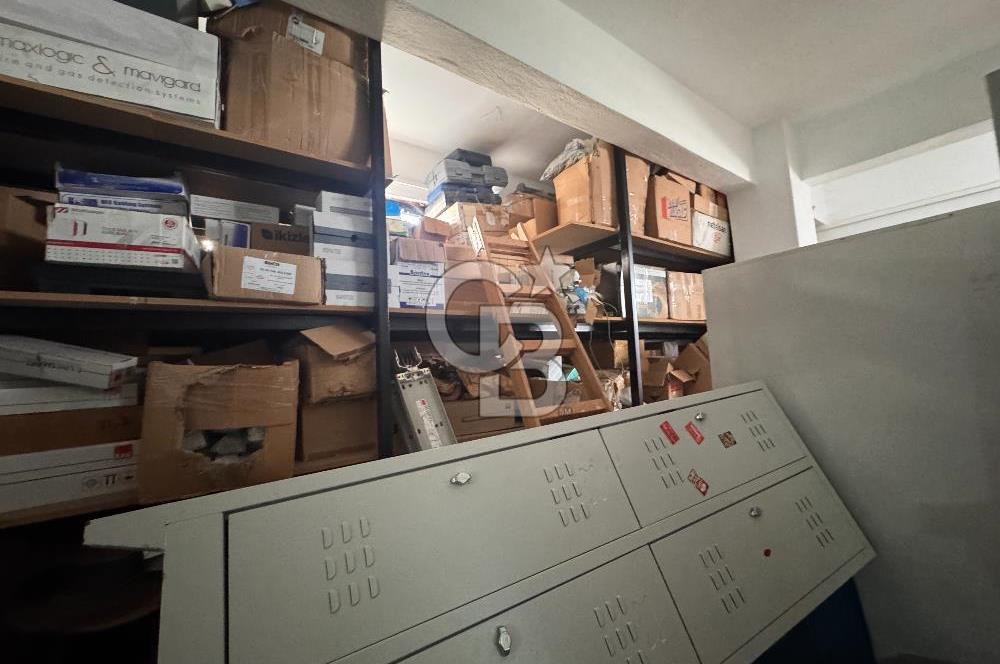 Ümraniye Çakmak Merkezi Konumda 190 m2 Yüksek Tavanlı Satılık Depo