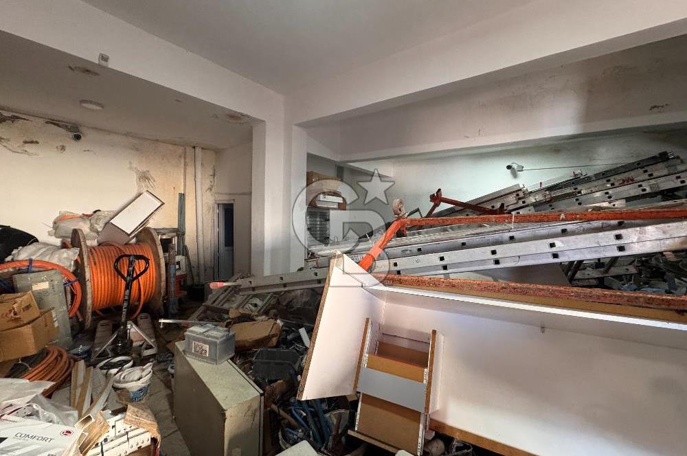 Ümraniye Çakmak Merkezi Konumda 190 m2 Yüksek Tavanlı Satılık Depo