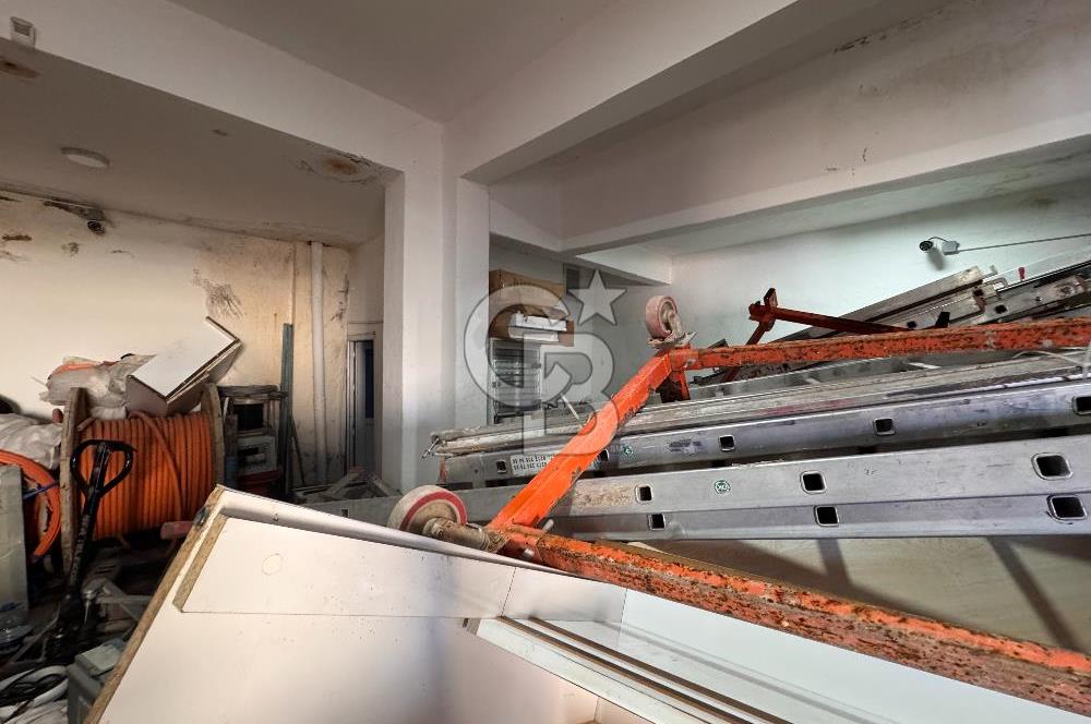 Ümraniye Çakmak Merkezi Konumda 190 m2 Yüksek Tavanlı Satılık Depo