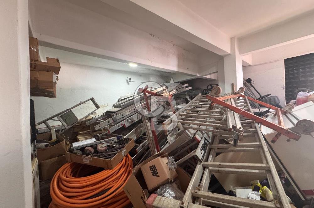 Ümraniye Çakmak Merkezi Konumda 190 m2 Yüksek Tavanlı Satılık Depo