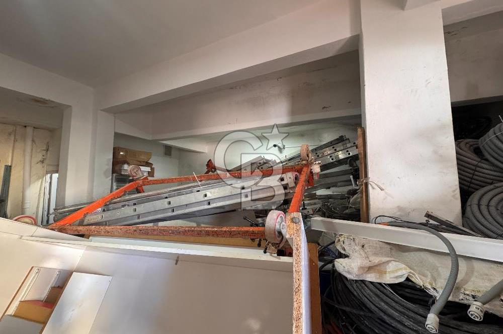 Ümraniye Çakmak Merkezi Konumda 190 m2 Yüksek Tavanlı Satılık Depo