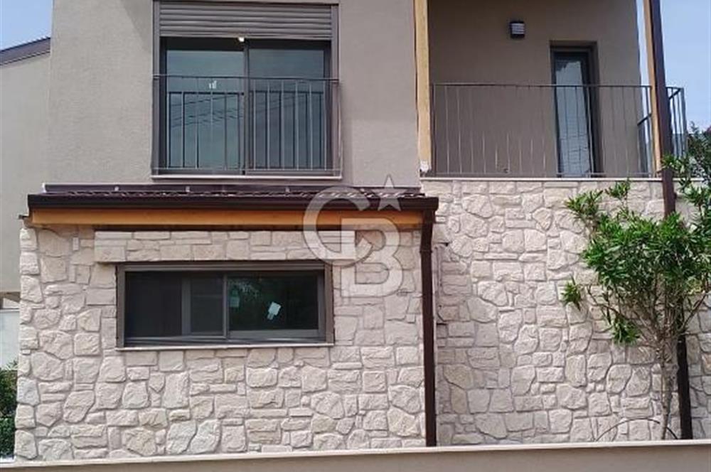 Urla Kalabak’ta Deniz Manzaralı, Bahçeli, 0 Tadilatlı 4+1 Villa