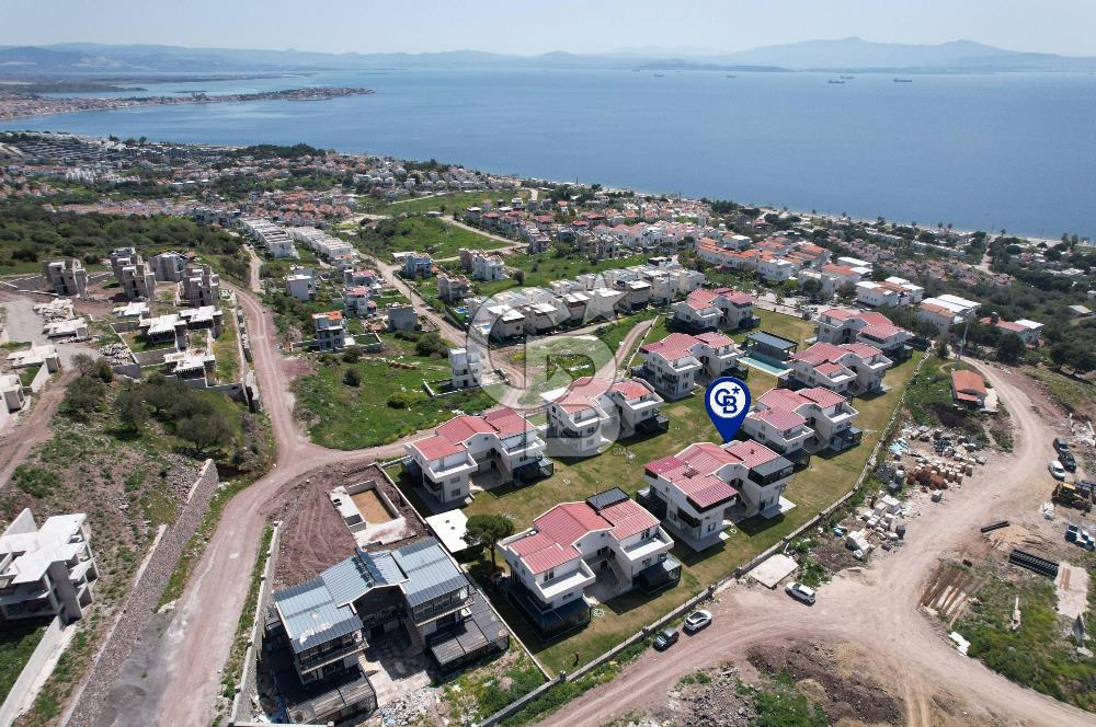 ÇANDARLI'DA HAVUZLU SİTEDE DENİZ MANZARALI 1+1 SIFIR DAİRE