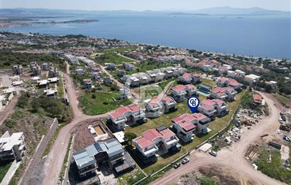 ÇANDARLI'DA HAVUZLU SİTEDE DENİZ MANZARALI 1+1 SIFIR DAİRE