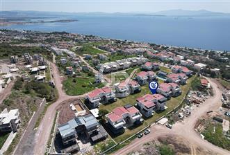 ÇANDARLI'DA HAVUZLU SİTEDE DENİZ MANZARALI 1+1 SIFIR DAİRE