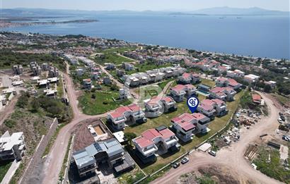 ÇANDARLI'DA HAVUZLU SİTEDE DENİZ MANZARALI 1+1 SIFIR DAİRE
