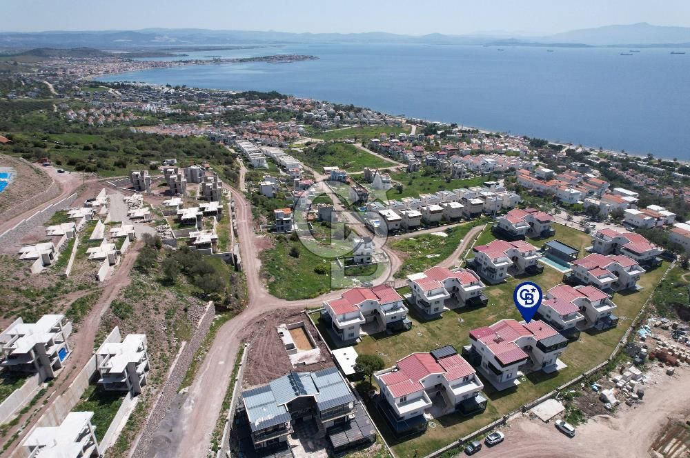 ÇANDARLI'DA HAVUZLU SİTEDE DENİZ MANZARALI 1+1 SIFIR DAİRE