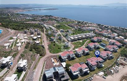 ÇANDARLI'DA HAVUZLU SİTEDE DENİZ MANZARALI 1+1 SIFIR DAİRE
