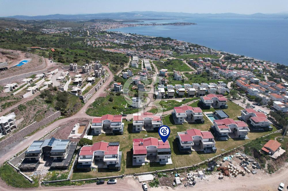 ÇANDARLI'DA HAVUZLU SİTEDE DENİZ MANZARALI 1+1 SIFIR DAİRE
