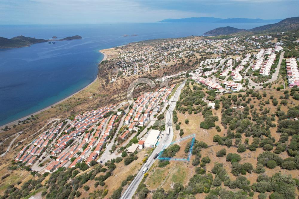 ÇANDARLI'DA 642 m² DENİZ MANZARALI ÖNÜ KAPANMAZ ARSA