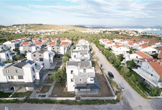 ÇANDARLI BAŞARAN SİTESİNDE GENİŞ BAHÇELİ 4+1 VİLLA!