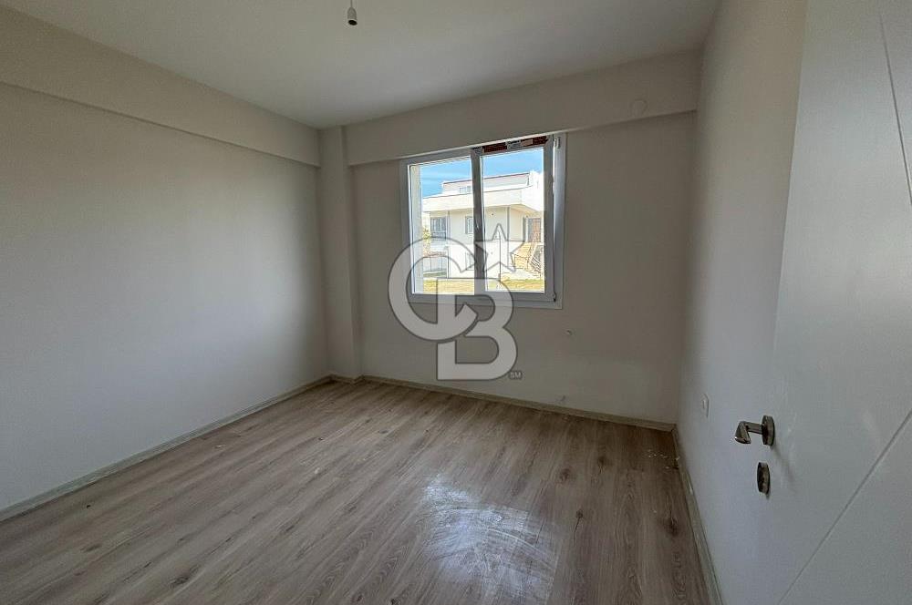 ÇANDARLI'DA HAVUZLU SİTEDE DENİZ MANZARALI 1+1 SIFIR DAİRE