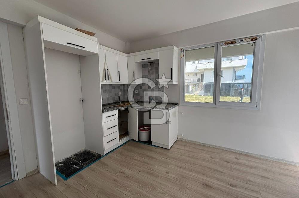 ÇANDARLI'DA HAVUZLU SİTEDE DENİZ MANZARALI 1+1 SIFIR DAİRE