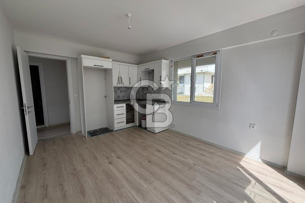 ÇANDARLI'DA HAVUZLU SİTEDE DENİZ MANZARALI 1+1 SIFIR DAİRE