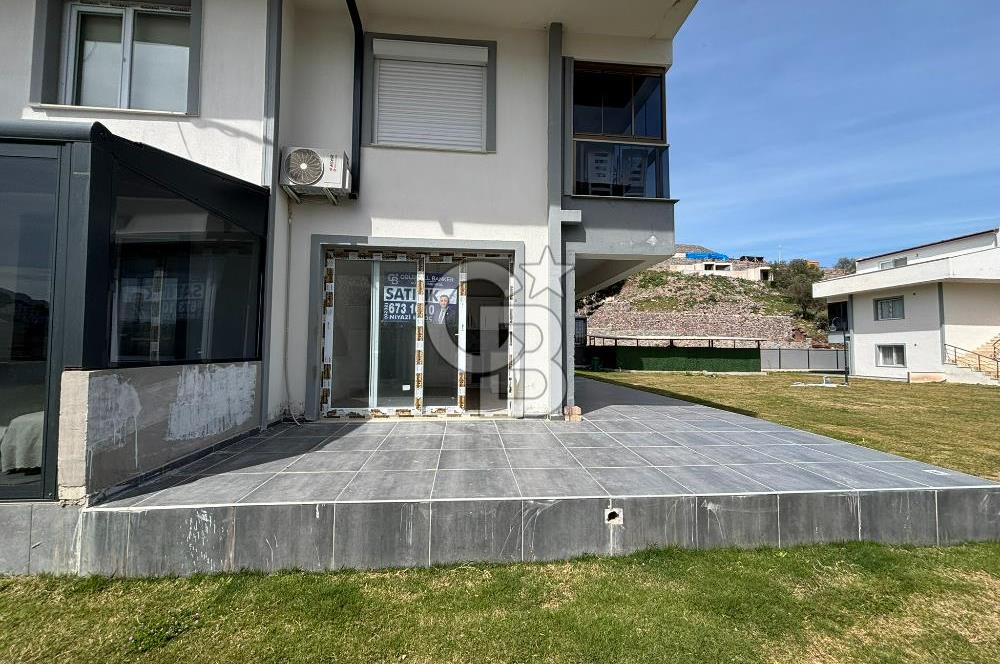 ÇANDARLI'DA HAVUZLU SİTEDE DENİZ MANZARALI 1+1 SIFIR DAİRE
