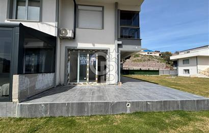 ÇANDARLI'DA HAVUZLU SİTEDE DENİZ MANZARALI 1+1 SIFIR DAİRE
