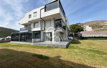 ÇANDARLI'DA HAVUZLU SİTEDE DENİZ MANZARALI 1+1 SIFIR DAİRE