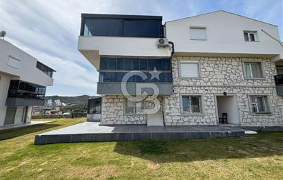 ÇANDARLI'DA HAVUZLU SİTEDE DENİZ MANZARALI 1+1 SIFIR DAİRE