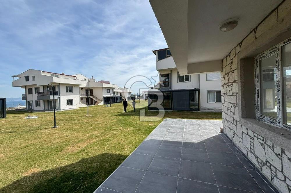 ÇANDARLI'DA HAVUZLU SİTEDE DENİZ MANZARALI 1+1 SIFIR DAİRE