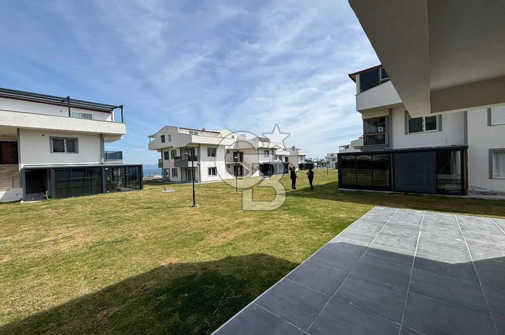 ÇANDARLI'DA HAVUZLU SİTEDE DENİZ MANZARALI 1+1 SIFIR DAİRE
