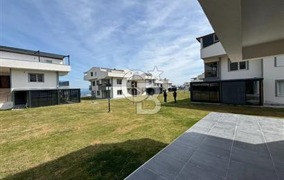 ÇANDARLI'DA HAVUZLU SİTEDE DENİZ MANZARALI 1+1 SIFIR DAİRE