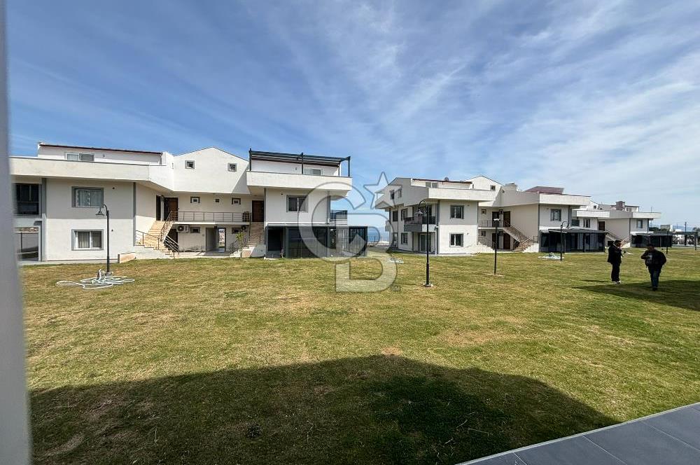 ÇANDARLI'DA HAVUZLU SİTEDE DENİZ MANZARALI 1+1 SIFIR DAİRE