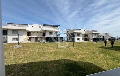 ÇANDARLI'DA HAVUZLU SİTEDE DENİZ MANZARALI 1+1 SIFIR DAİRE