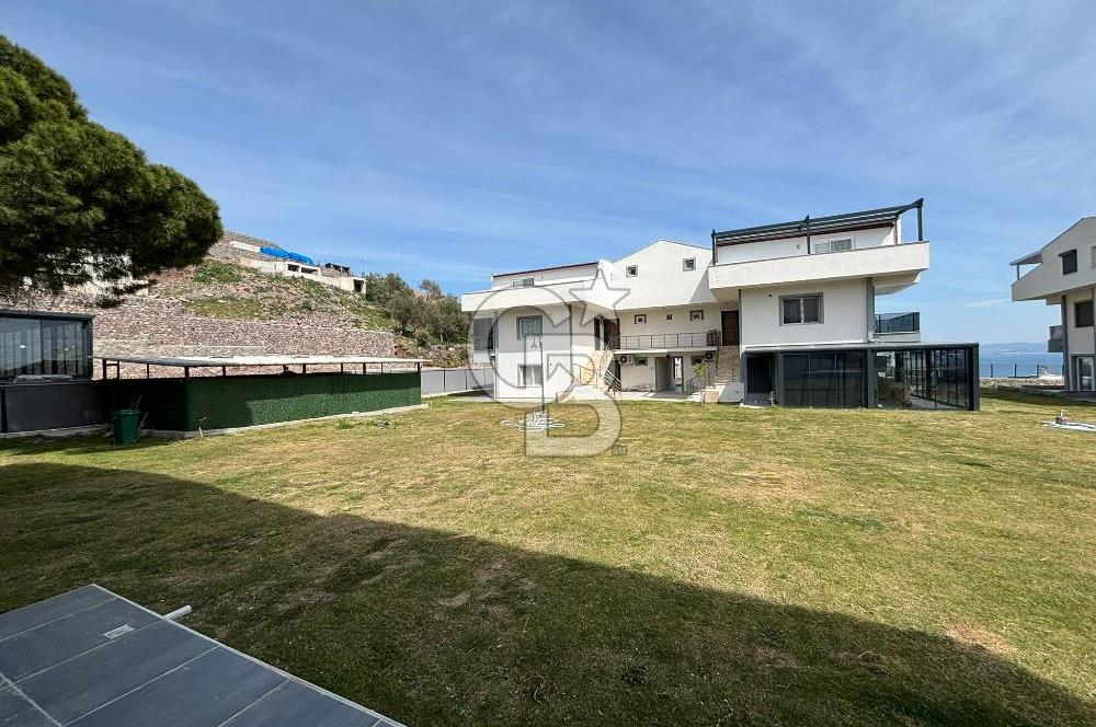 ÇANDARLI'DA HAVUZLU SİTEDE DENİZ MANZARALI 1+1 SIFIR DAİRE