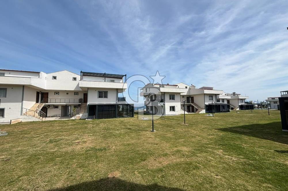 ÇANDARLI'DA HAVUZLU SİTEDE DENİZ MANZARALI 1+1 SIFIR DAİRE