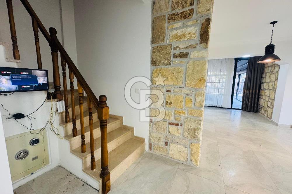 Foça Villalar Bölgesinde Kiralık 4+1 Havuzlu Villa