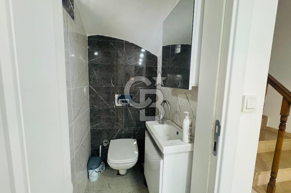 Foça Villalar Bölgesinde Kiralık 4+1 Havuzlu Villa