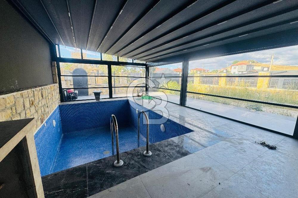 Foça Villalar Bölgesinde Kiralık 4+1 Havuzlu Villa