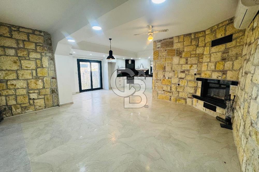 Foça Villalar Bölgesinde Kiralık 4+1 Havuzlu Villa
