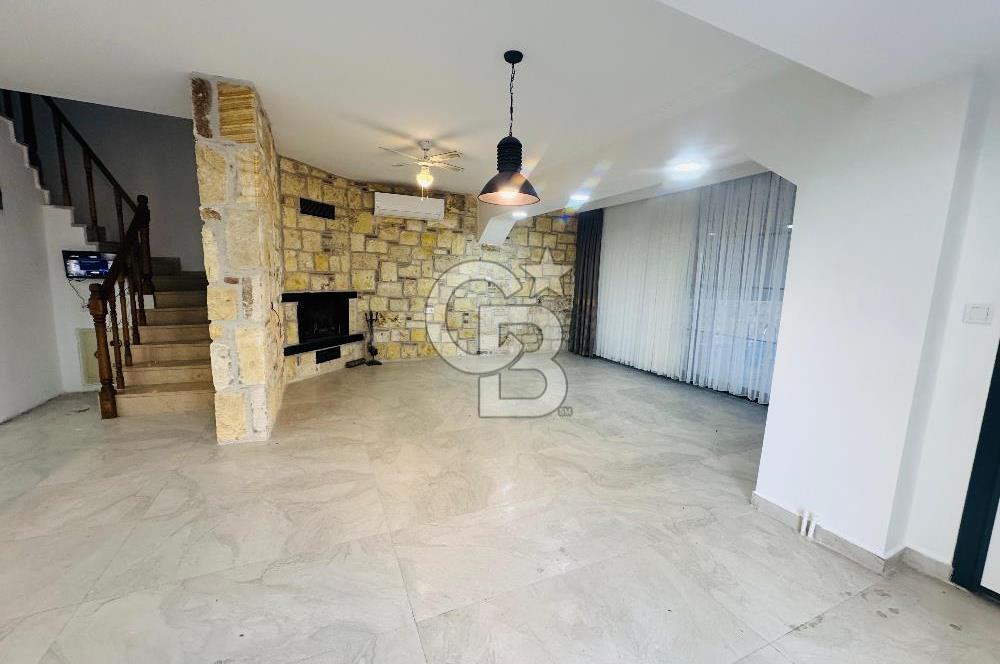 Foça Villalar Bölgesinde Kiralık 4+1 Havuzlu Villa