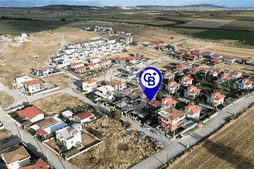Foça Villalar Bölgesinde Kiralık 4+1 Havuzlu Villa