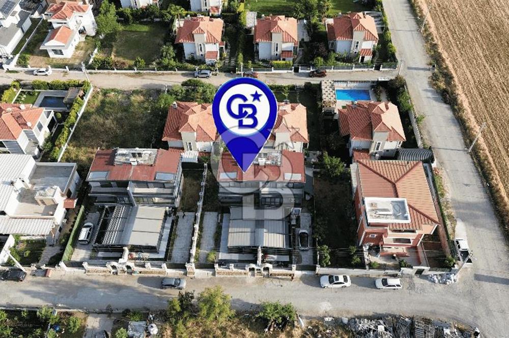Foça Villalar Bölgesinde Kiralık 4+1 Havuzlu Villa